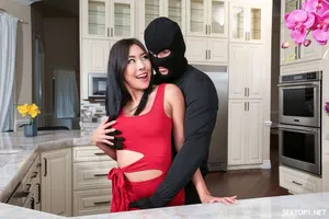 Bố dượng nữa đêm vào phòng 2 cô con gái và cái kết bất ngờ