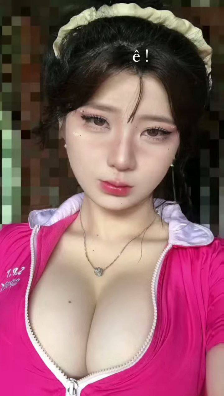 Nữ thần siêu gợi cảm! Đôi chân gợi cảm thực sự rất hấp dẫn! Đôi chân và đôi tất đẹp, tạo dáng, đối mặt với máy ảnh với một cái "của quý" giả được đưa vào lỗ, rên rỉ và rên rỉ