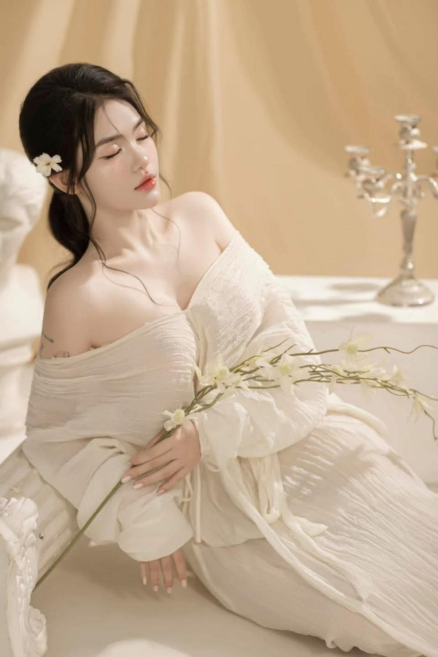 Ngỡ ngàng với cặp vú của những đứa em kế